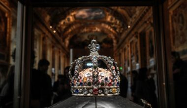 quels sont les bijoux exposés dans la galerie Apollon, ciblée par les voleurs ?