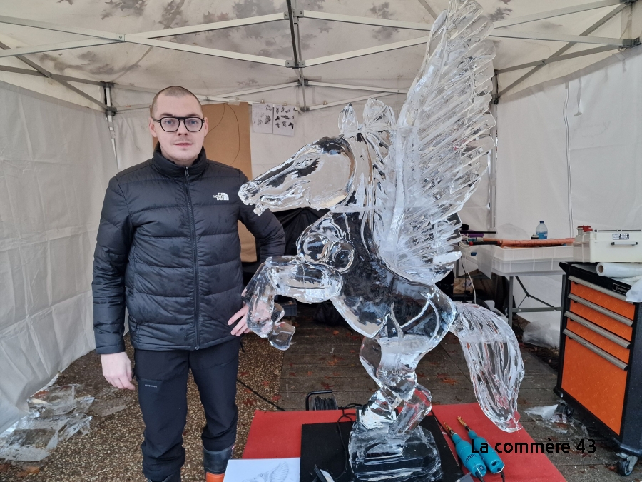 Yssingeaux : avec une sculpture sur glace d'un Chevalier du Zodiaque, il est sacré champion de France