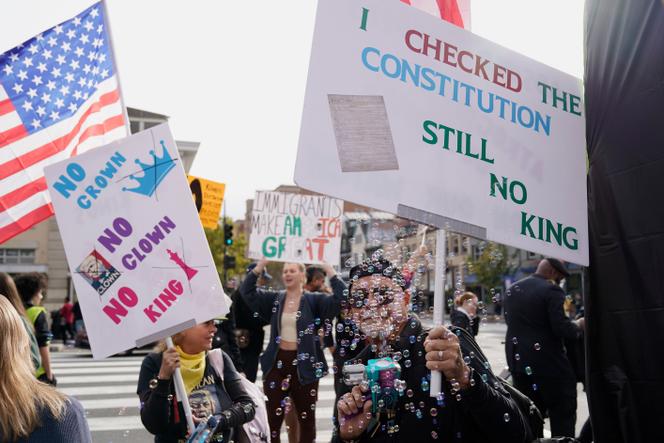 Des personnes participent à l’une des manifestations « No Kings » qui ont lieu dans tout le pays, ici à Washington DC, le 18 octobre 2025.