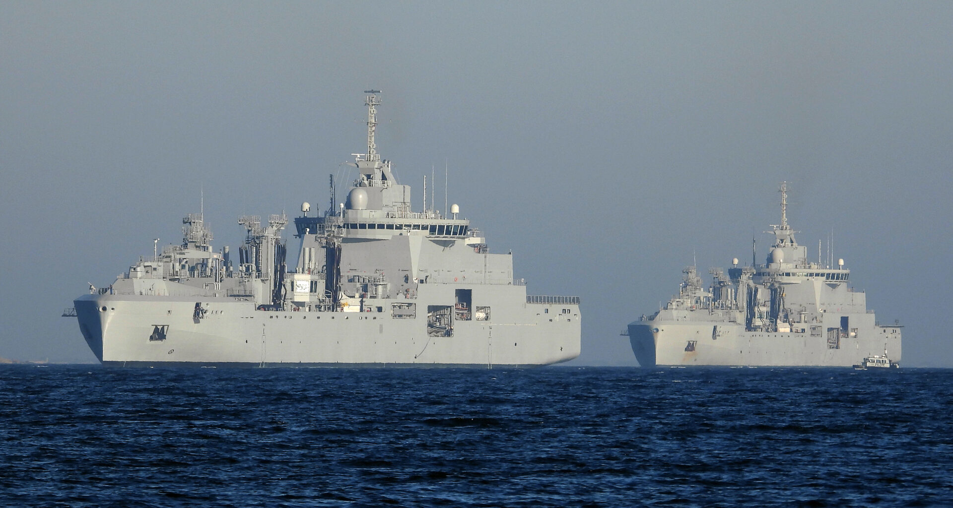 Les deux BRF de la Marine nationale se croisent devant Toulon