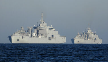 Les deux BRF de la Marine nationale se croisent devant Toulon