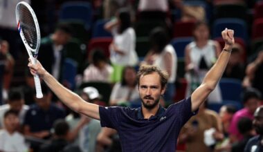 Daniil Medvedev rejoint Alex De Minaur en quarts de finale du Masters 1000 de Shanghai - L'Équipe