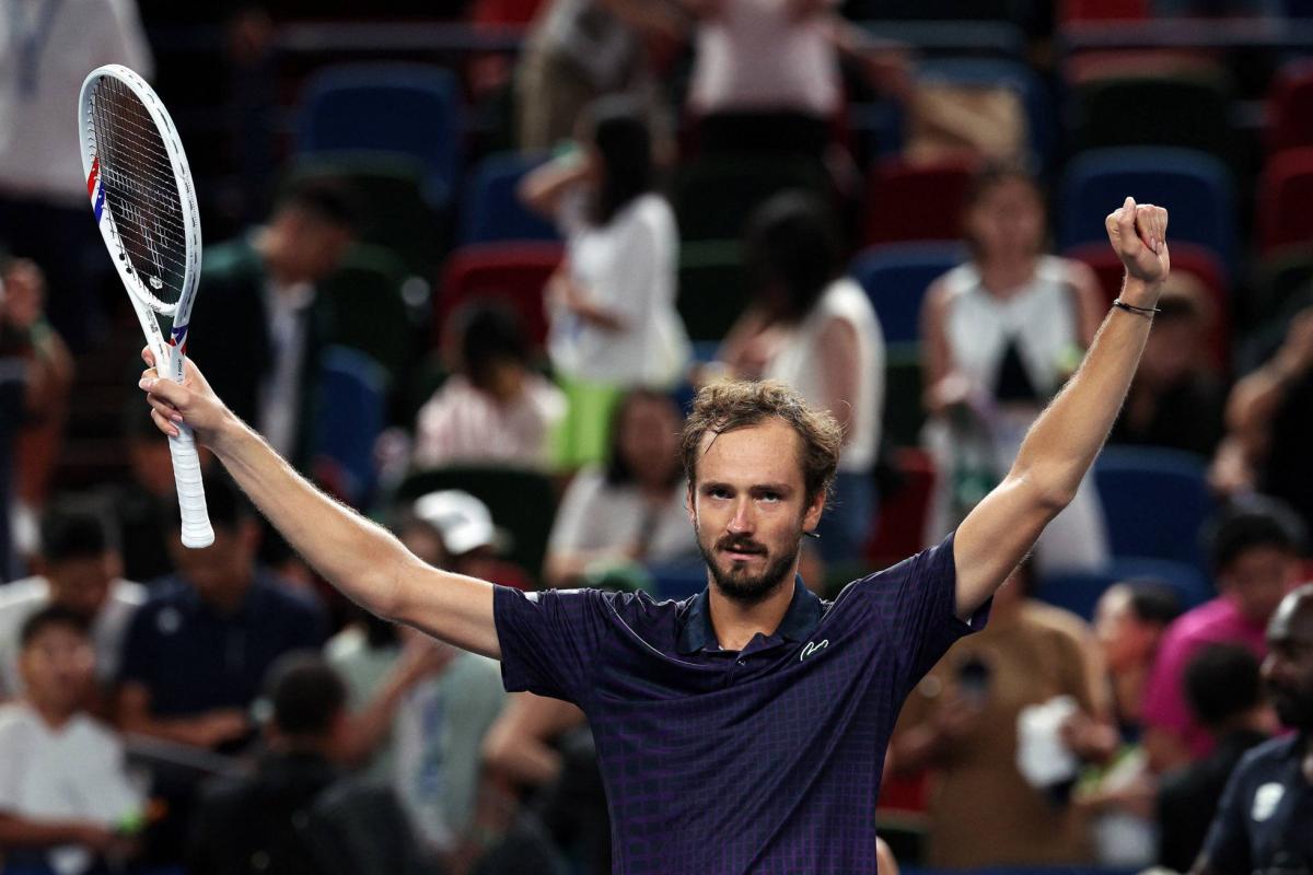 Daniil Medvedev rejoint Alex De Minaur en quarts de finale du Masters 1000 de Shanghai - L'Équipe