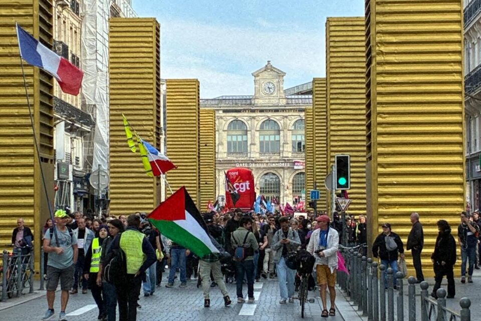 Les manifestants traversent la rue Faidherbe, où se dressent les fameux