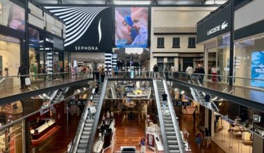 une femme prend la direction du gigantesque centre commercial