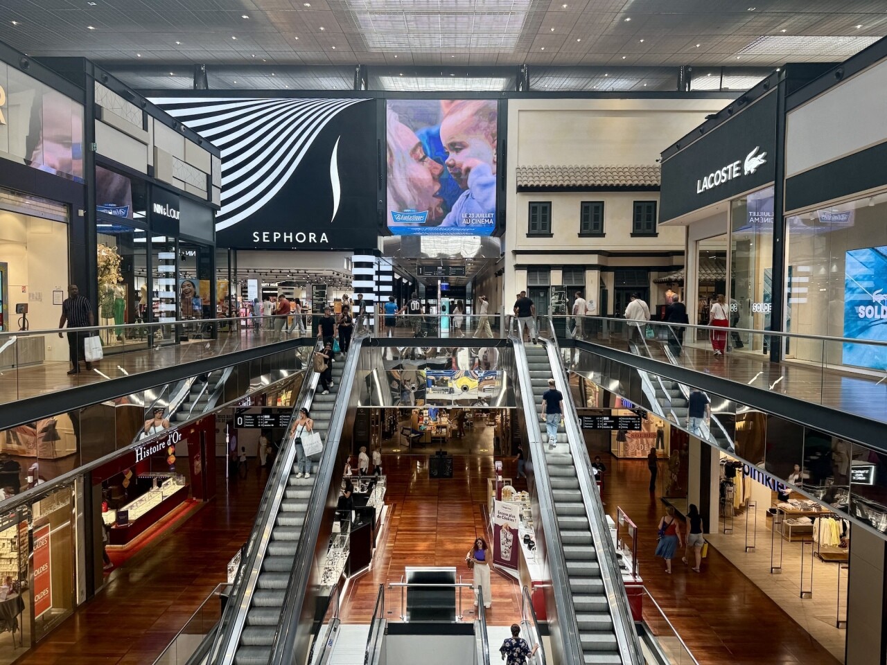 une femme prend la direction du gigantesque centre commercial