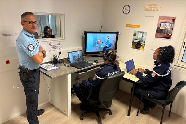 La salle technique avec un retour audio et vidéo de la salle Mélanie permet aux enquêteurs et au psychologue de suivre sans perturber l’audition de l’enfant. Photo Alain Ricci 