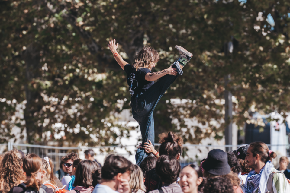La place de la Comédie devient un théâtre de slogans, de musique et de fumigènes.