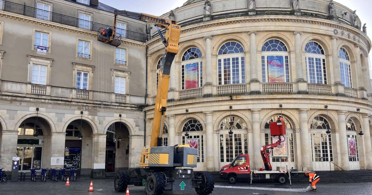 Chariot devant l’Opéra pour un collier de lumières