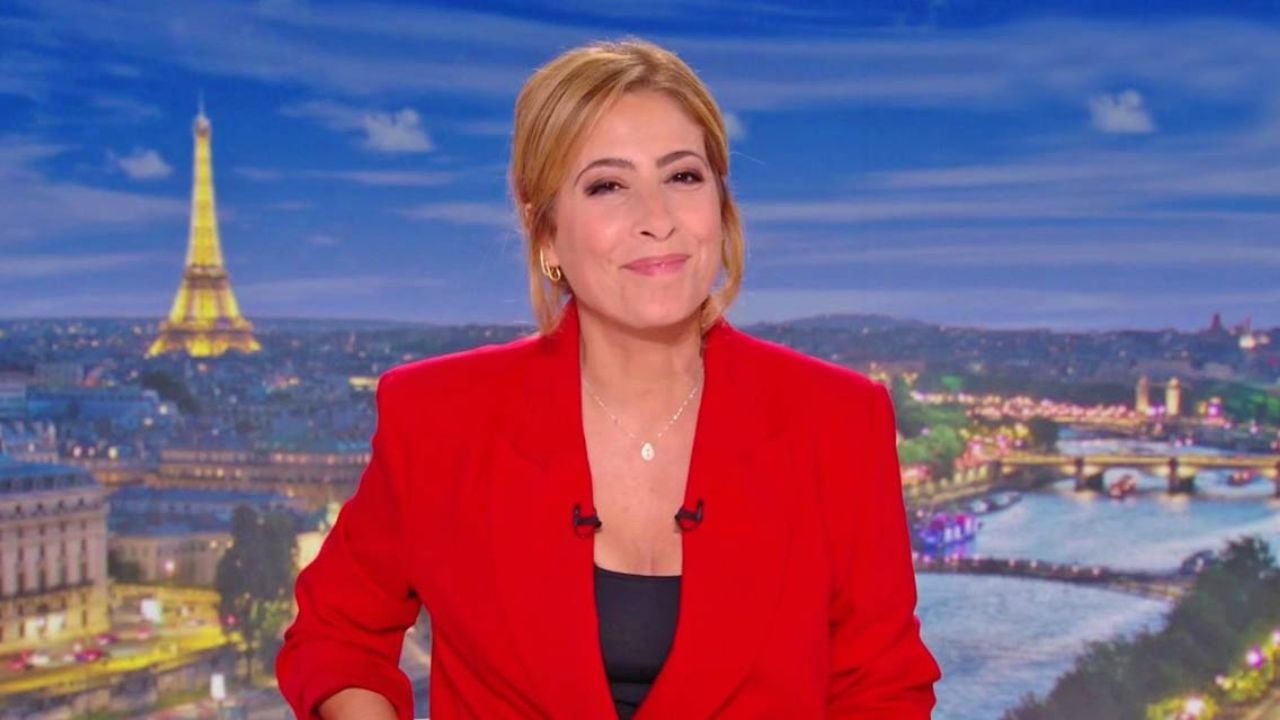 Léa Salamé souriante