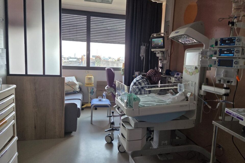 Une chambre néonatale test en soins intensifs a été mises en place. Elle fait 14m2 (soit 5m2 de moins que celles qui seront dans le futur CHU) et permet de séparer la zone de soins de la zone accueil parents.