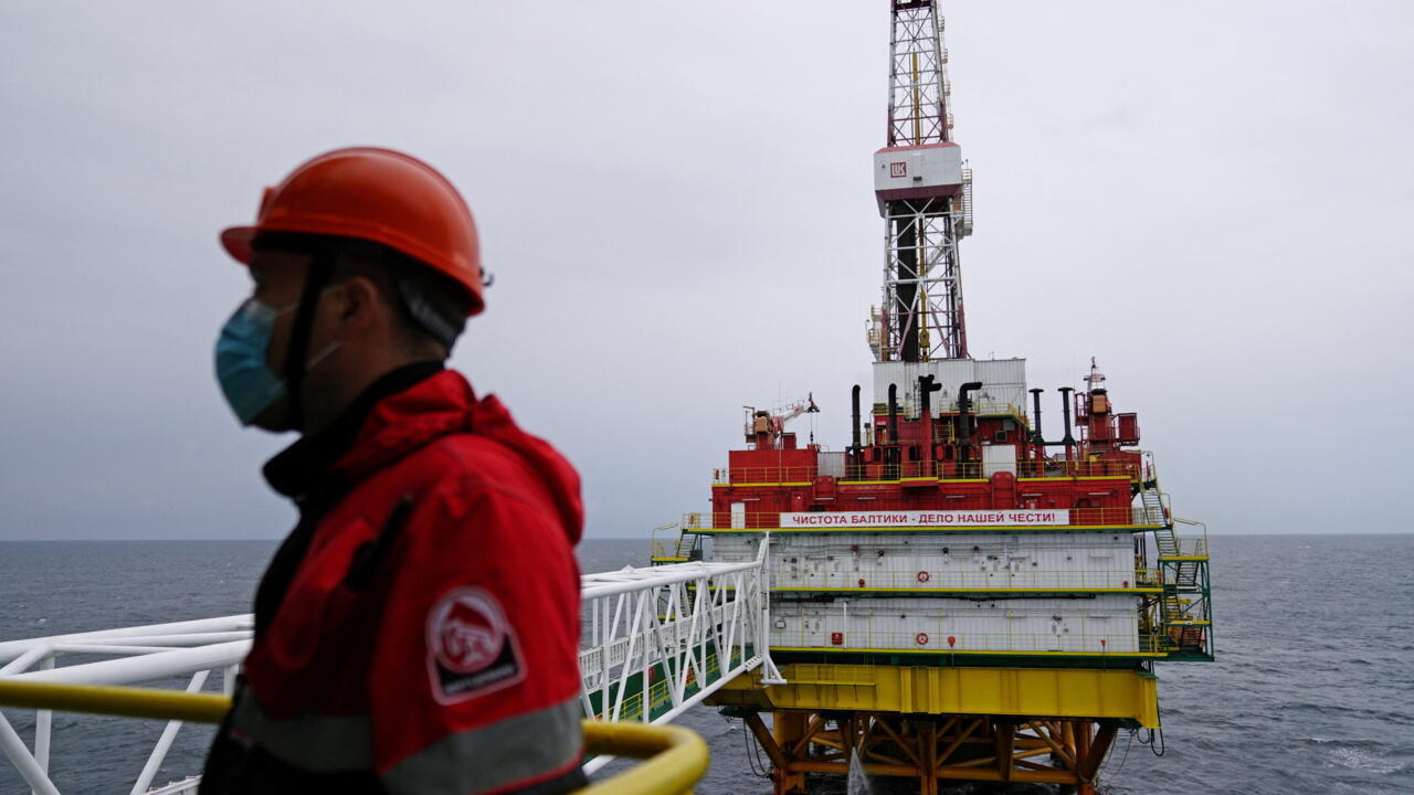 À la Une: les sanctions de Donald Trump contre le pétrole russe