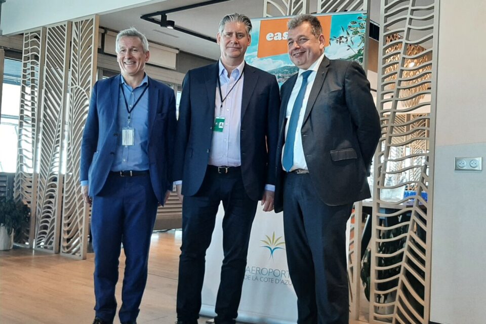 Franck Goldnadel (à droite), avec les représentants d'Easyjet lors de la célébration des 10 ans de la base à l'aéroport de Nice, en octobre 2022.