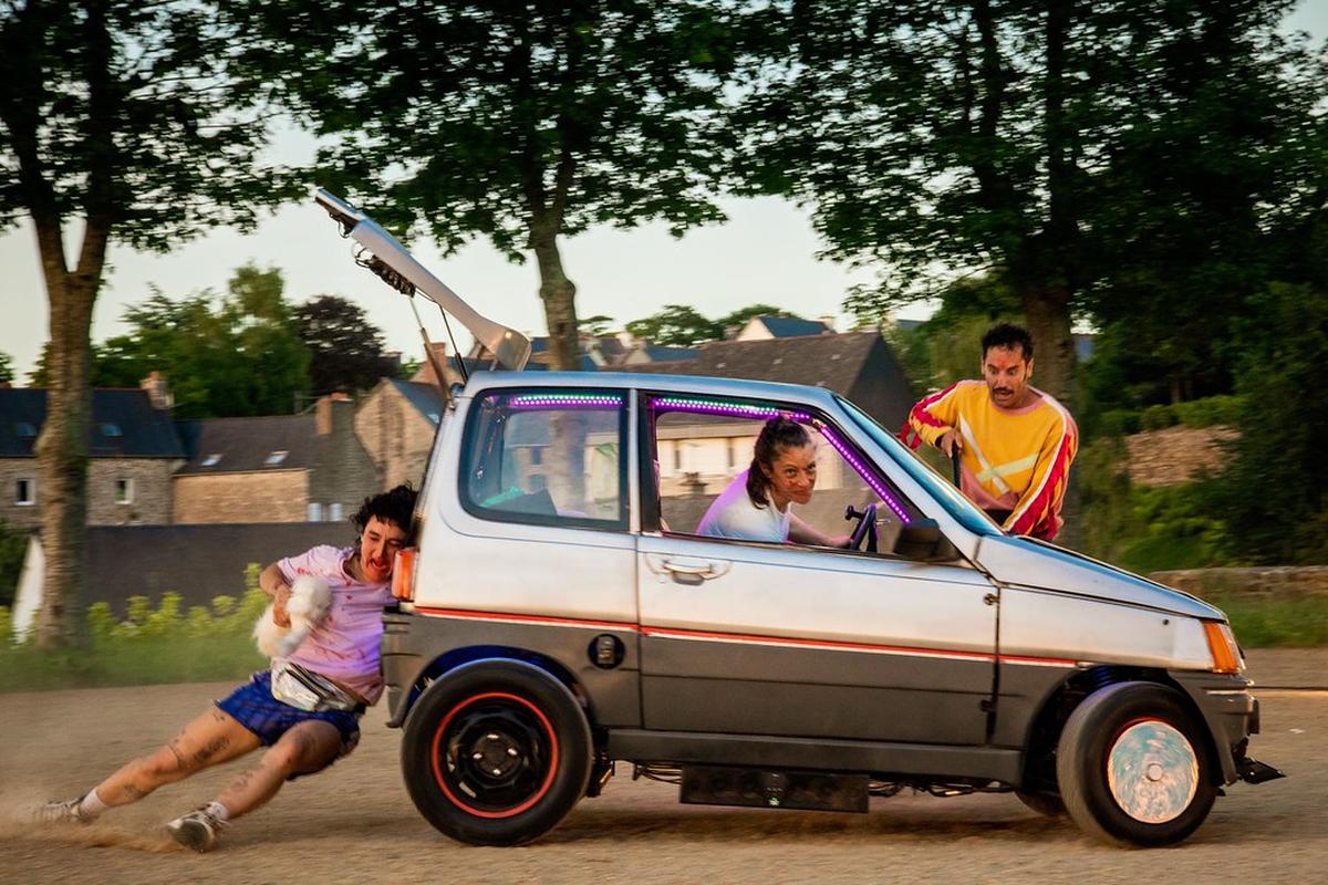 « Heavy Motors » une « convention de tuning version fleurs et rubans de GRS avec seulement trois participants ».