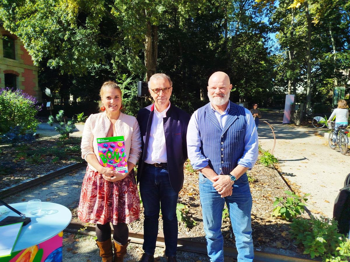 Ève Demange, Pierre Hurmic et Philippe Etchebest présentent le festival BON !, le 2 octobre dans la Cabane du jardinier.