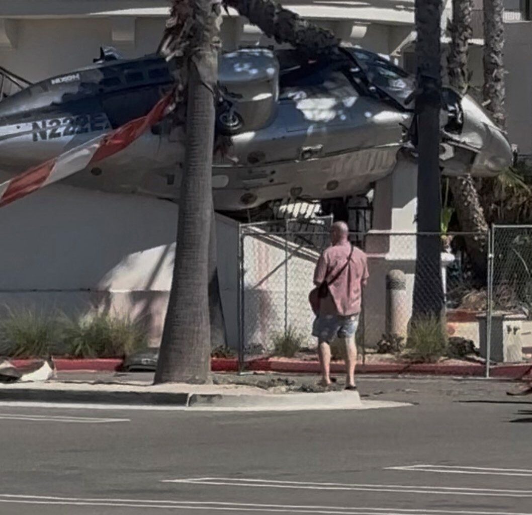 Les images saisissantes du crash d’un hélicoptère sur un parking en Californie