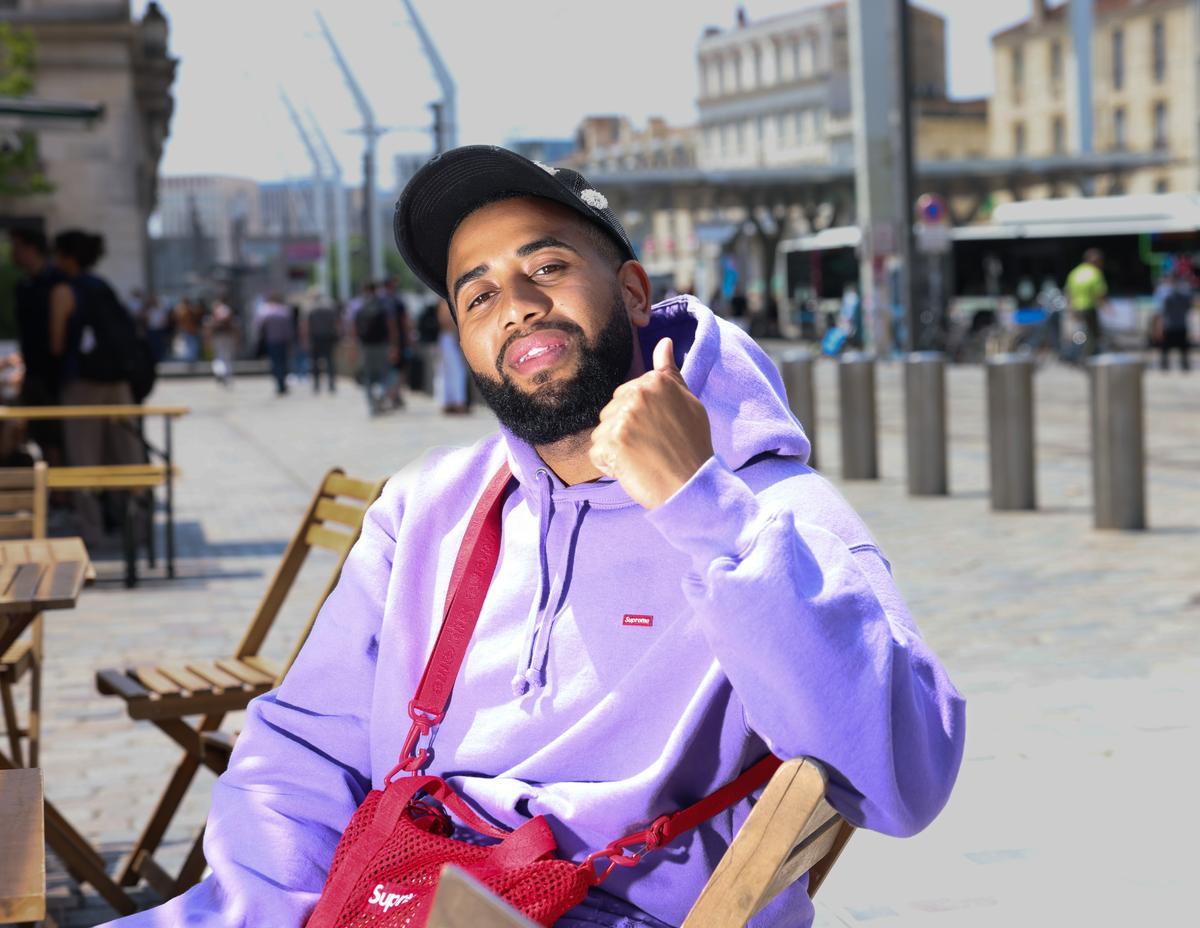 « Pourquoi violet ? C’est du bleu et du rouge, un mélange, comme moi »