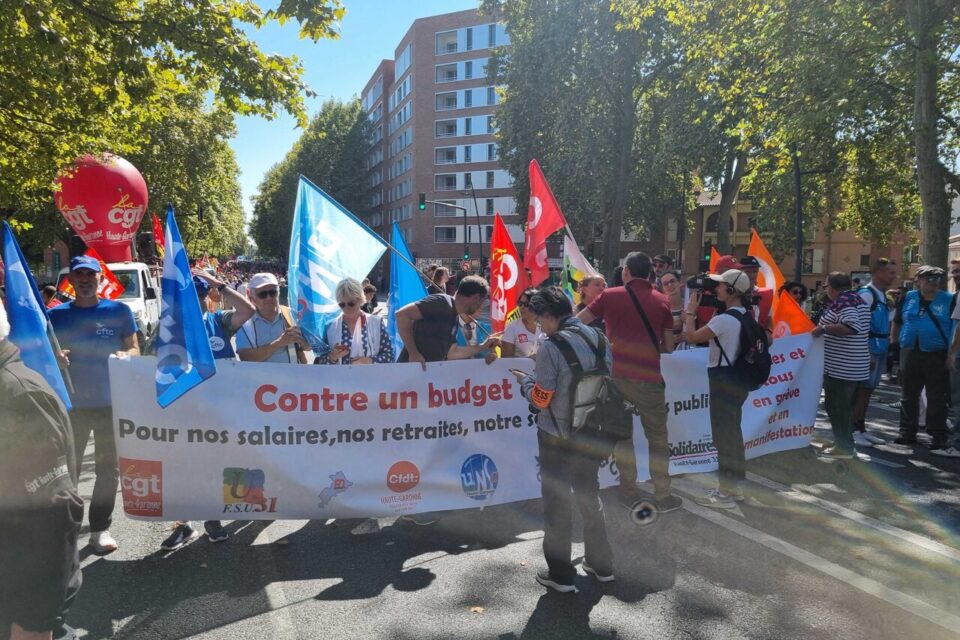 A la tête du cortège, les syndicats ont brandi traditionnellement une banderole intersyndicale.