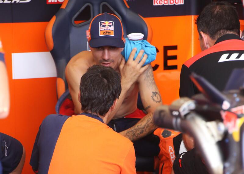 Vinales met de la glace sur son épaule gauche tout en parlant à Pedrosa (GP d'Autriche 2025)