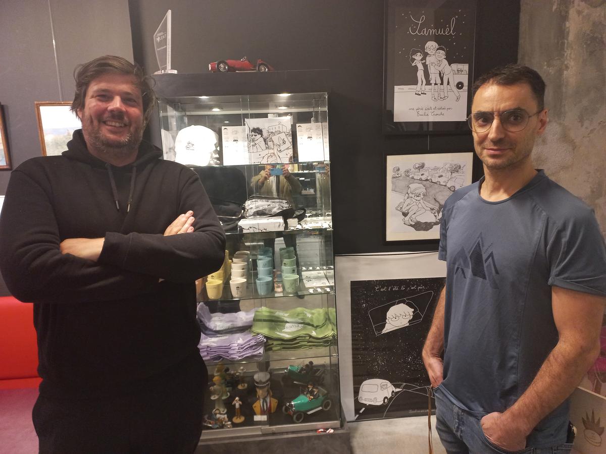 Charles Audinet et Olivier Laroche devant l’espace dédié aux produits dérivés de la série, dans la librairie Krazy Kat.