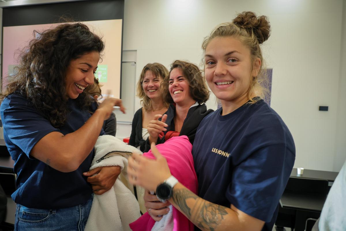 Les rugbywomen des Lionnes Sara Tounesi et Emma Couderc sont reparties avec des maillots des hockeyeuses des Boxers.