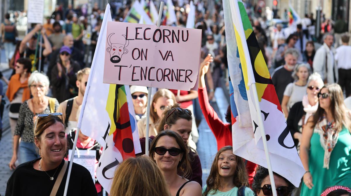 En attendant un nouveau gouvernement, le Premier ministre Sébastien Lecornu ciblé par les manifestants.