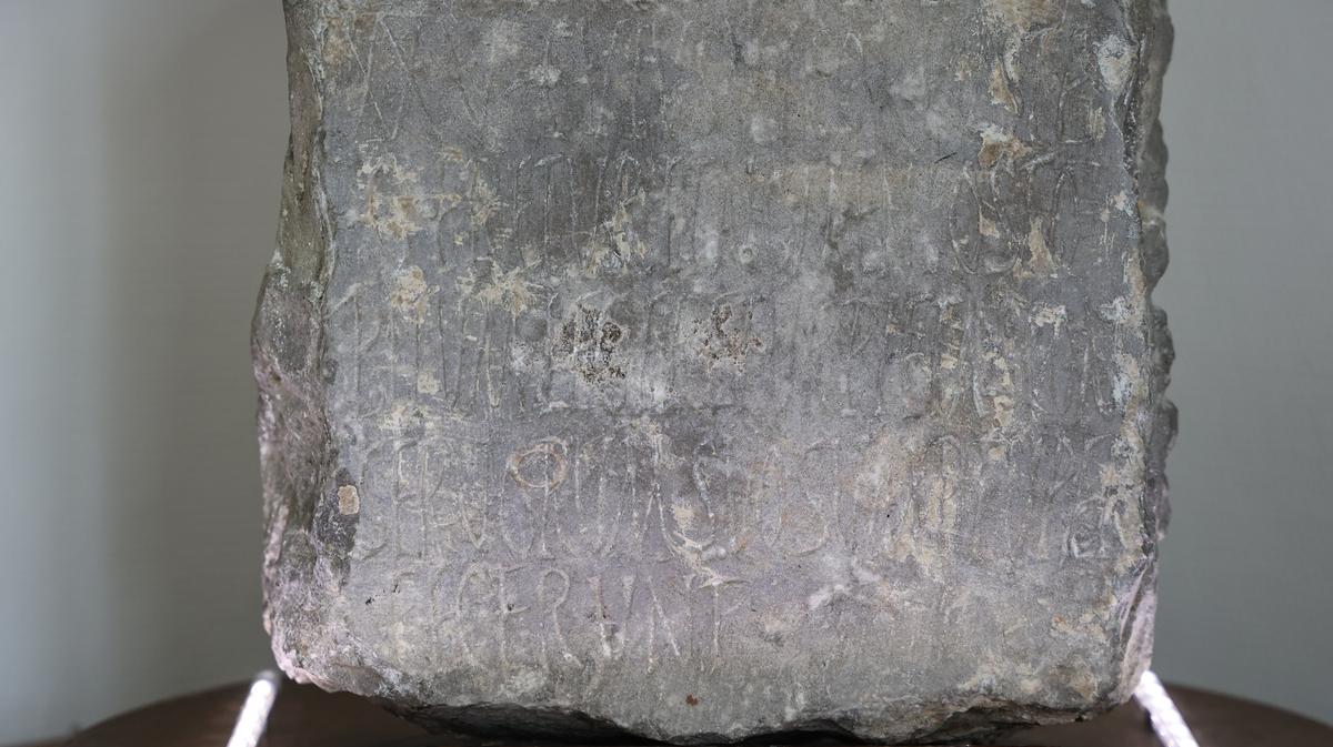 La plus vieille pièce du musée : une pierre tombale, datant du Ier siècle après Jésus Christ : celle d’un esclave grec acheté en commun par ses compagnons.