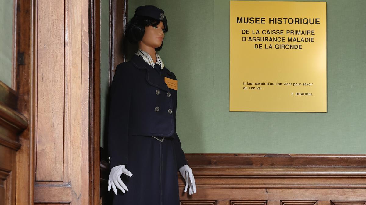 À l’entrée du musée, à l’étage, quelques costumes des hôtesses d’accueil des centres de paiement sont exposés.