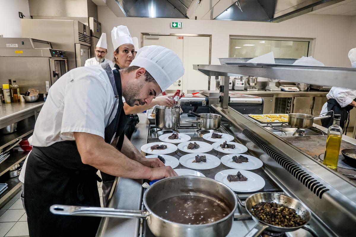 En cuisine, huit équipes venues de lycées de la région, d’un collège, du CHU de Poitiers, du Crous de Poitiers ou de la Ville.