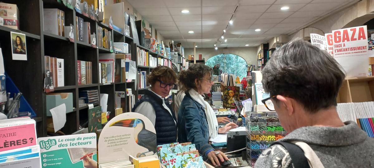 La librairie Pierre-Loti est un peu une ruche où on peut lire et échanger avec deux libraires qui conseillent leurs clients.