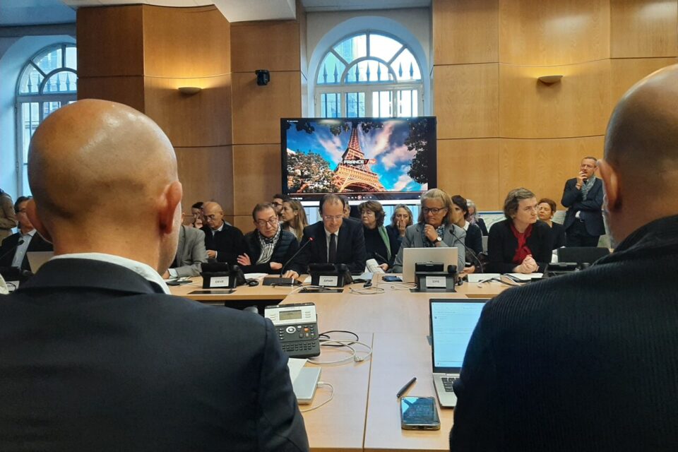Le premier journal télévisé (fictif) de la journée vient de se terminer et le tour de table a débuté au sein de la cellule de crise centrale de la Ville.