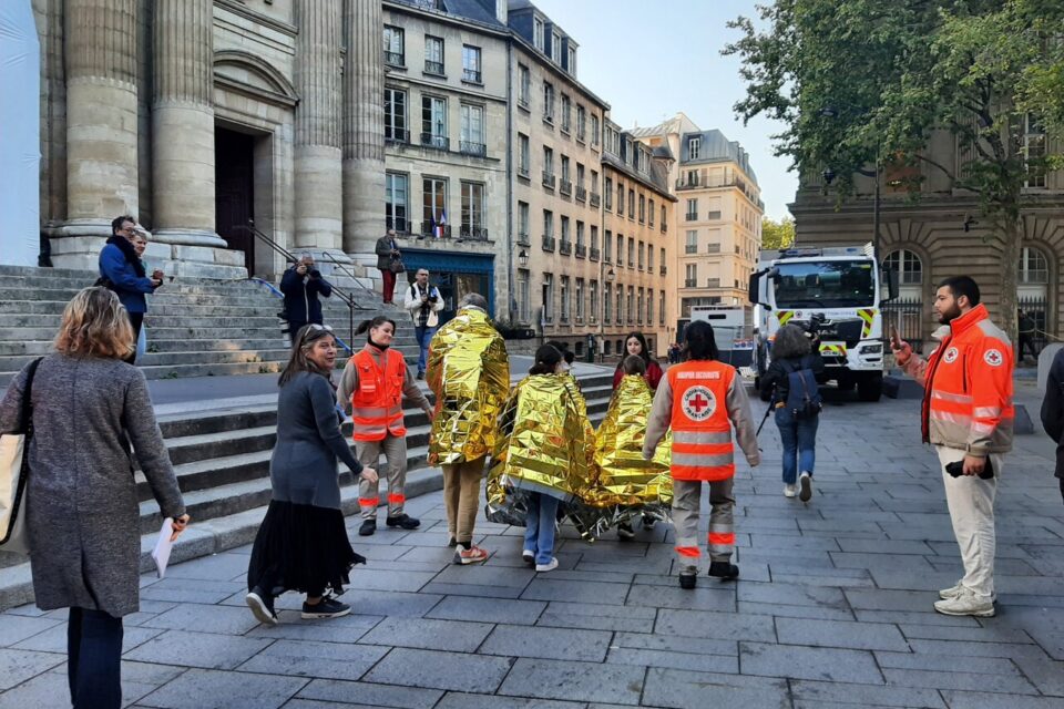 L'adjointe chargée de la résilience accompagne une poignée d'enfants participant à l'exercice.
