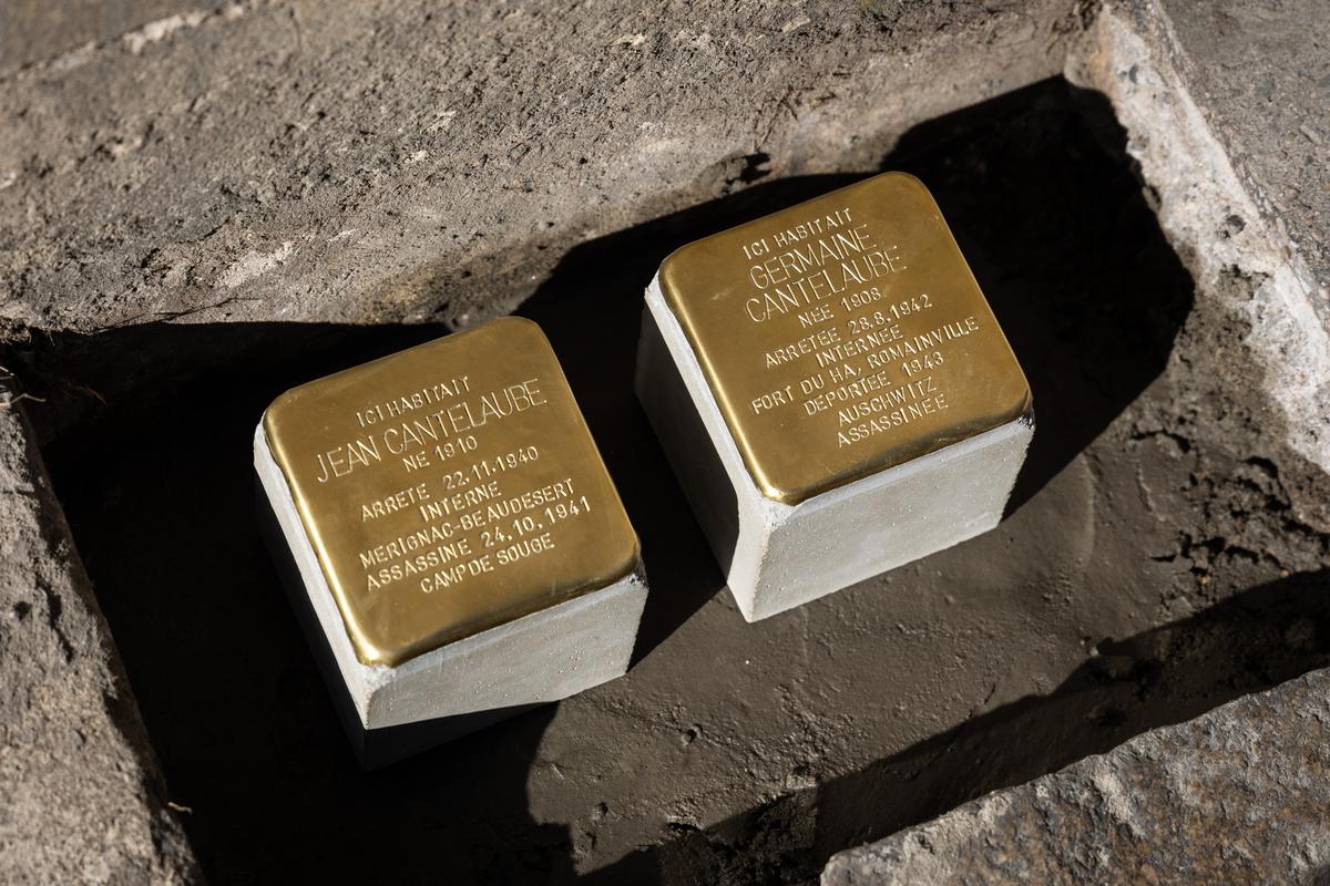Les 21e et 22e pavés de la mémoire de Bordeaux, recouverts d’une plaque de laiton gravé aux noms de Jean et Germaine Candelaube.