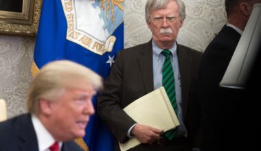 un ancien conseiller de Donald Trump devenu un de ses détracteurs, inculpé pour divulgation de documents confidentiels