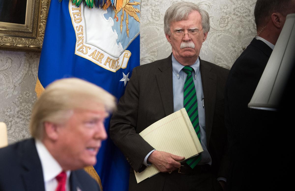 un ancien conseiller de Donald Trump devenu un de ses détracteurs, inculpé pour divulgation de documents confidentiels