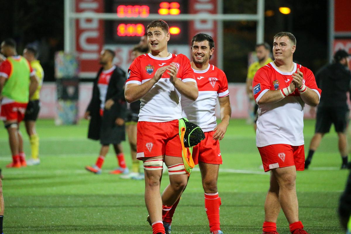 Aurrekoetxea avec son coéquipier en club et sélection Ekain Imaz Agirre (gauche) et François Mur (droite).