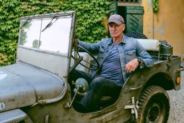 Au volant de sa Jeep datant de la Seconde Guerre mondiale, récupérée sur une plage de Grèce en 1943.