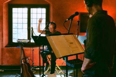 Lors d’une répétition avec l’équipe de sa comédie musicale, dans son studio d’enregistrement, chez lui.