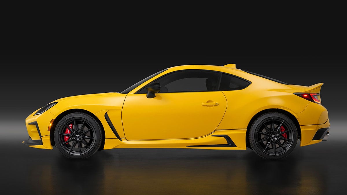 Profil latéral de la Toyota GR86 Yuzu Edition 2026 en jaune vif avec jantes noir mat