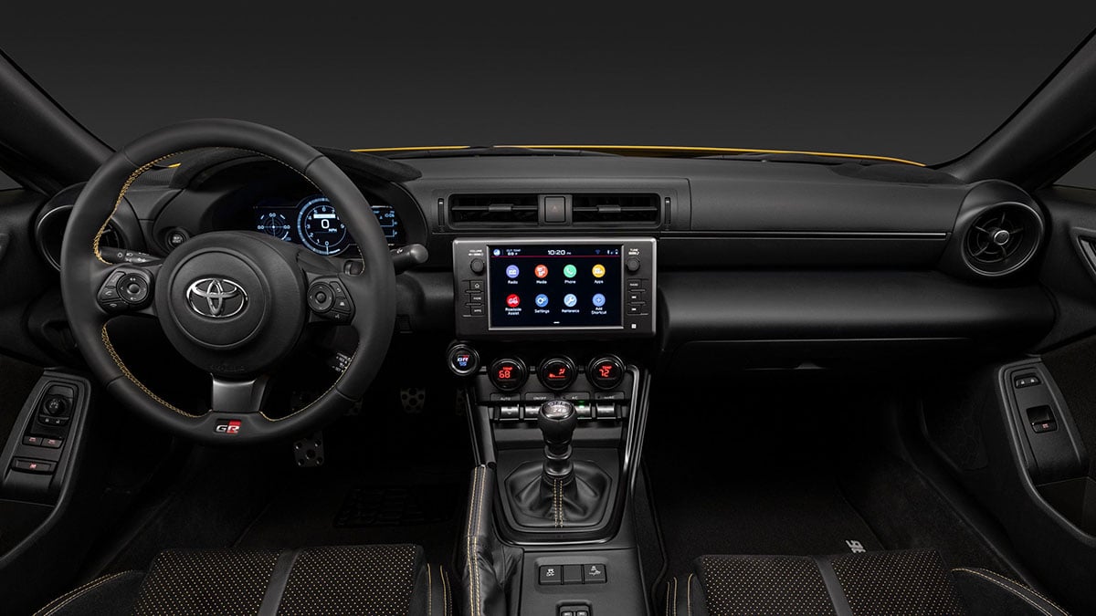 Intérieur conducteur de la Toyota GR86 Yuzu Edition avec volant sport et surpiqûres jaunes