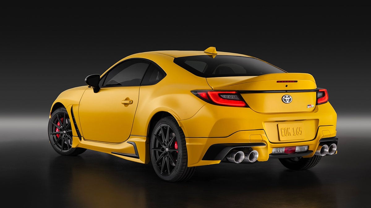 Arrière de la Toyota GR86 Yuzu Edition avec aileron ducktail et doubles sorties d’échappement
