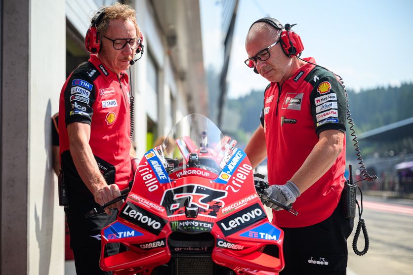 Les ingénieurs de Ducati préparant la moto de l'Italien Francesco Bagnaia lors des séances d'essais libres du GP d'Autriche au Red Bull Ring de Spielberg, Autriche, vendredi 15 août.