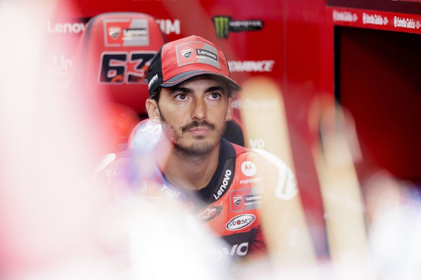 Le pilote italien Ducati Francesco Bagnaia le 17 août 2025 dans son box après le Grand Prix MotoGP d'Autriche sur le Red Bull ring à Spielberg en Autriche 
