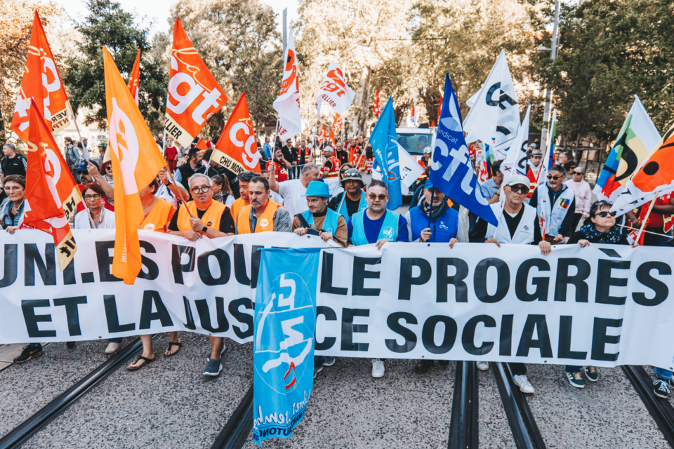 La CGT et FO ouvrent le défilé depuis la place Albert Ier, suivis par plusieurs milliers de manifestants.
