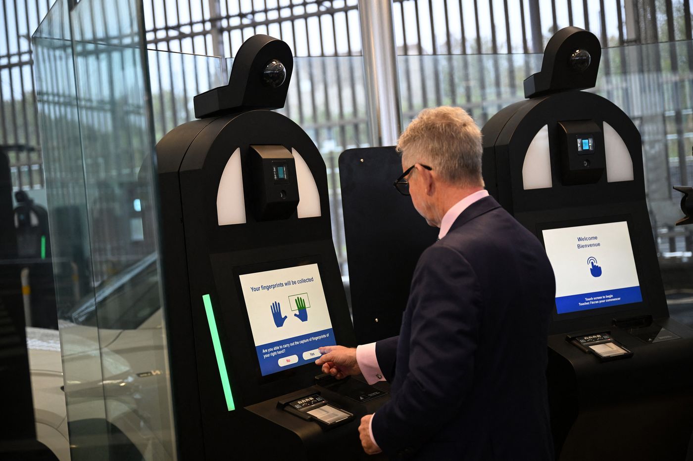 les étrangers devront désormais donner leurs empreintes digitales et leur photo