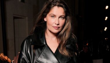 En trench et escarpins, Laetitia Casta signe un sans-faute mode au défilé Balenciaga à Paris