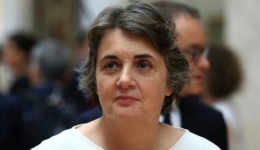 La patronne du Louvre en première ligne après le vol des joyaux : Actualités