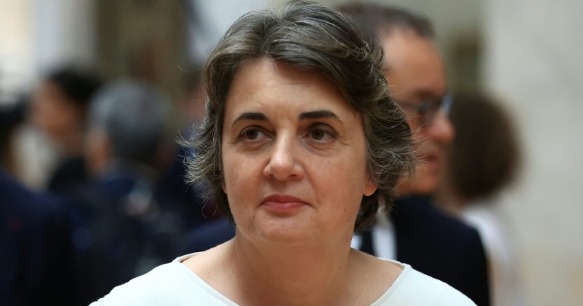 La patronne du Louvre en première ligne après le vol des joyaux : Actualités