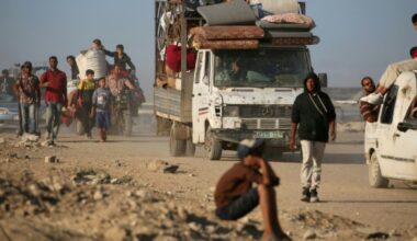 Retour dans les ruines à Gaza, le Hamas prêt à commencer à libérer les otages lundi : Actualités