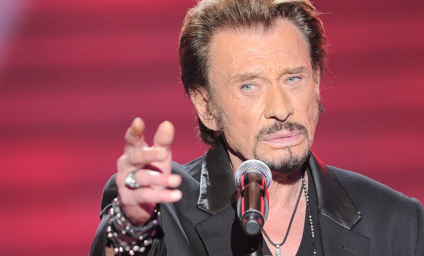 "Je m’éclate", Johnny Hallyday, ce célèbre chanteur avoue continuer de lui écrire des chansons malgré sa disparition